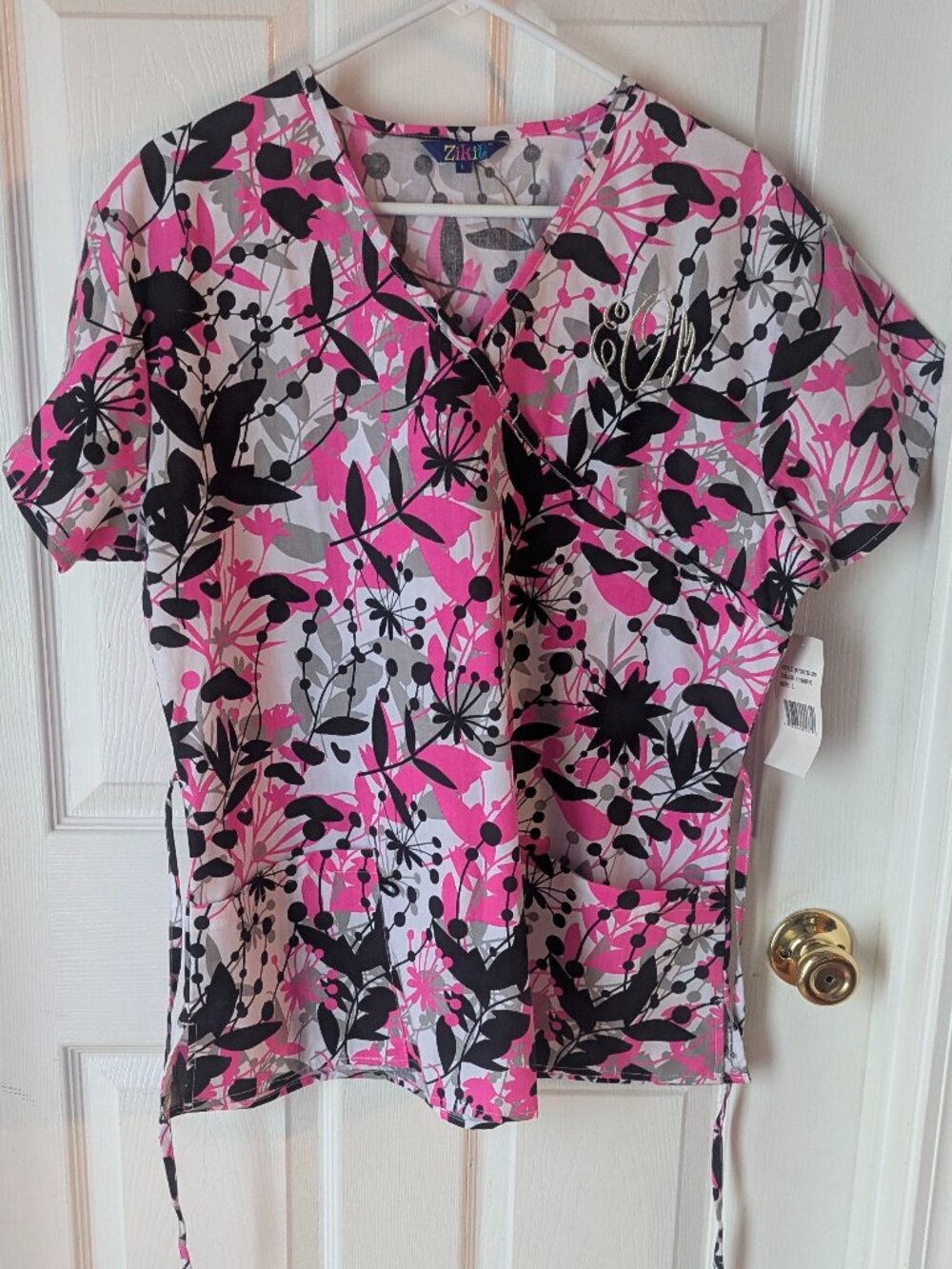 NWT Zikit scrub top in pink black grey and white - L